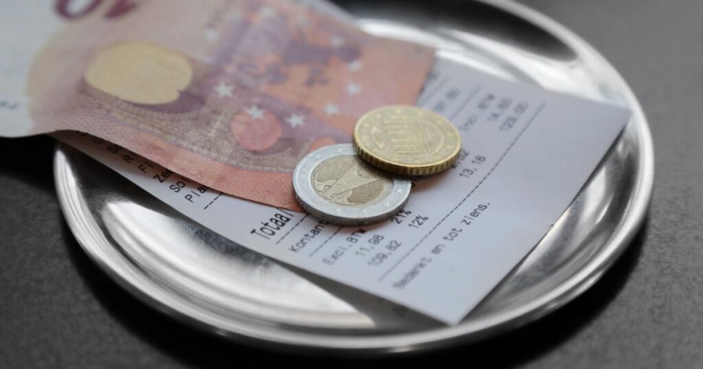 Tipping in Spain
