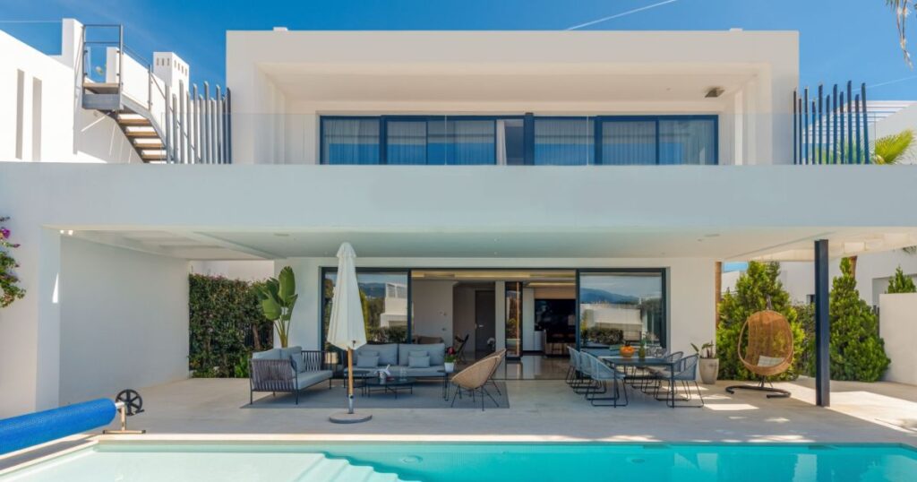 renting holiday villa in Marbella