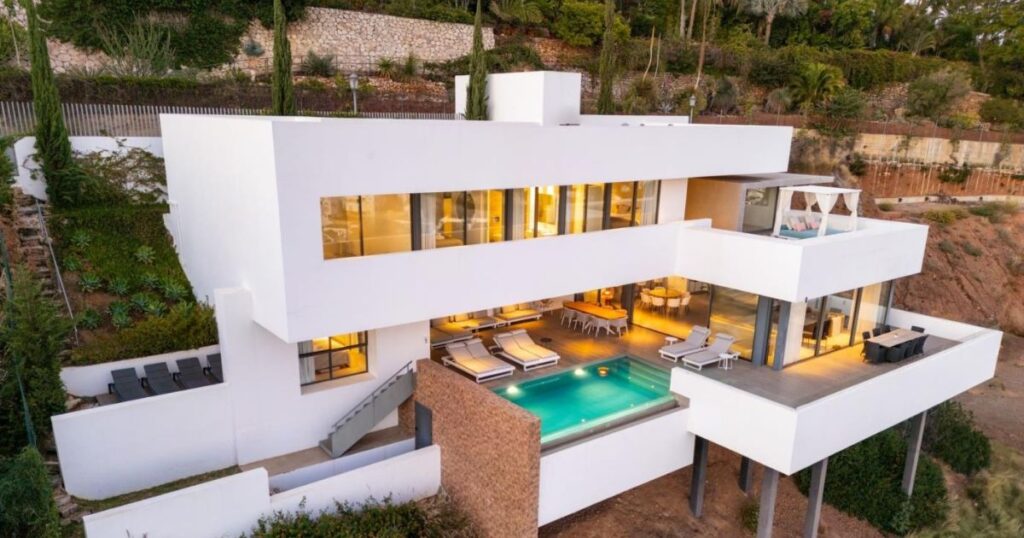 renting holiday villa in Marbella