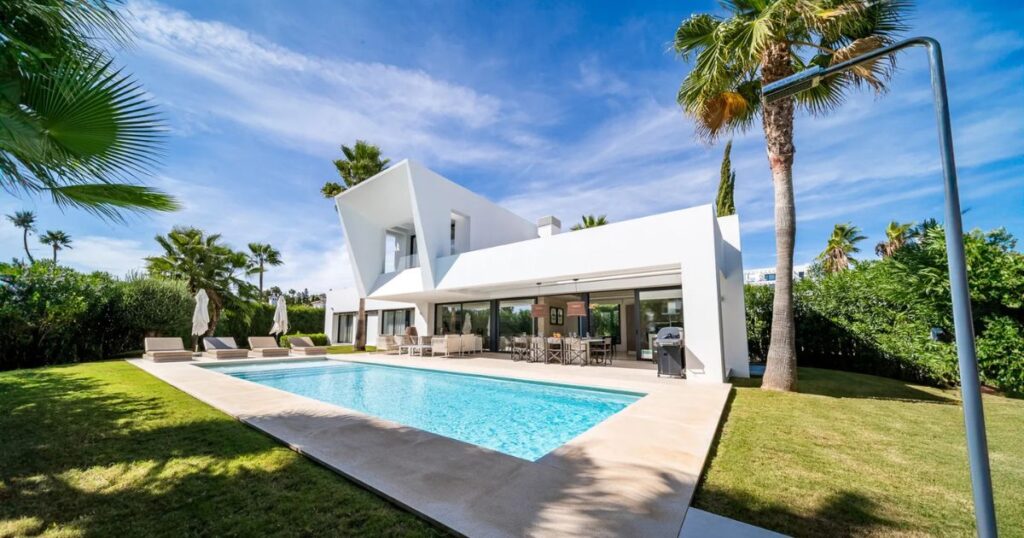 renting holiday villa in Marbella