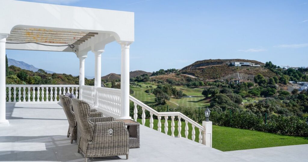 Propiedades en venta en Benahavís con vistas al campo de golf, Marbella, Costa del Sol, España